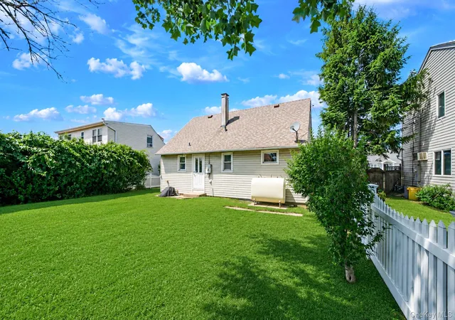 Photo 4 of Sale Pending at 112 Franklin Pl, Oyster Bay, NY 11758 | MLS# 1023053 | Listing updated on 2026-09-01