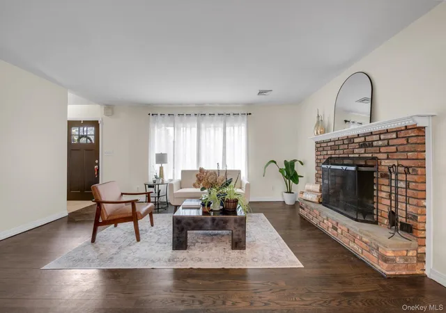 Photo 3 of Sale Pending at 17 Doxey Dr, Glen Cove, NY 11542 | MLS# 1023073 | Listing updated on 2026-08-14