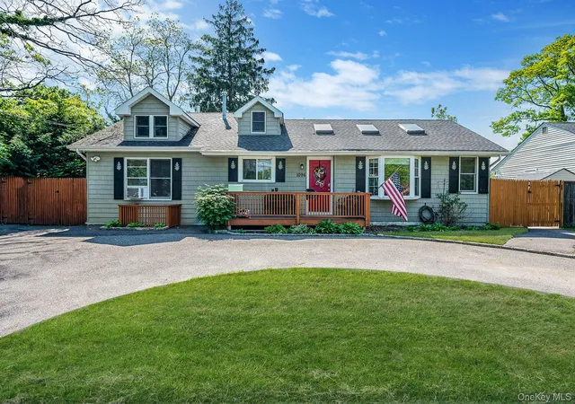 1st image of 1096 Manor Ln, Bay Shore, NY 11706 | MLS# 1023102