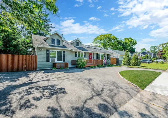 2nd image of 1096 Manor Ln, Bay Shore, NY 11706 | MLS# 1023102