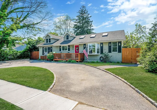 3rd image of 1096 Manor Ln, Bay Shore, NY 11706 | MLS# 1023102