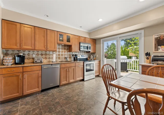 3rd image of 36 Fairway Dr, Oyster Bay, NY 11804 | MLS# 1023108