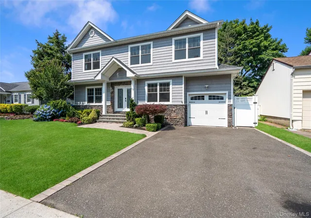 Photo 3 of Sale Pending at 17 Woodwaye Rd, Oyster Bay, NY 11803 | MLS# 1023147 | Listing updated on 2026-08-20