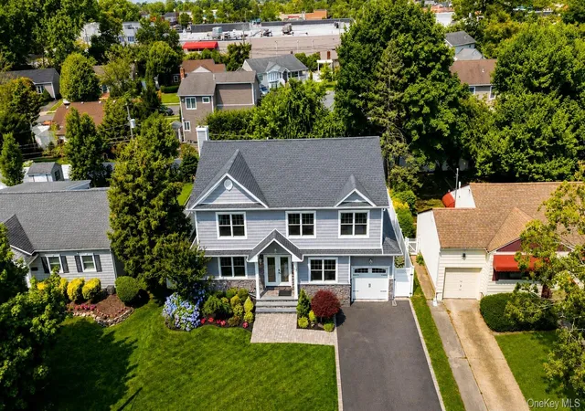 Photo 3 of Sale Pending at 17 Woodwaye Rd, Oyster Bay, NY 11803 | MLS# 1023147 | Listing updated on 2026-08-20
