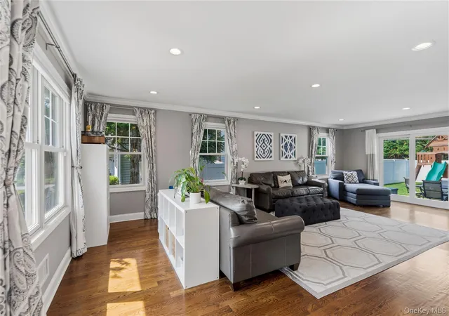 Photo 4 of Sale Pending at 17 Woodwaye Rd, Oyster Bay, NY 11803 | MLS# 1023147 | Listing updated on 2026-08-20