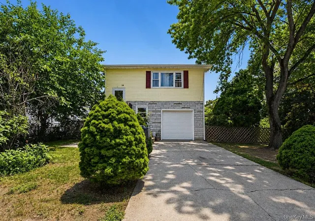 1st image of 218 Montana Ave, Bay Shore, NY 11706 | MLS# 1023167