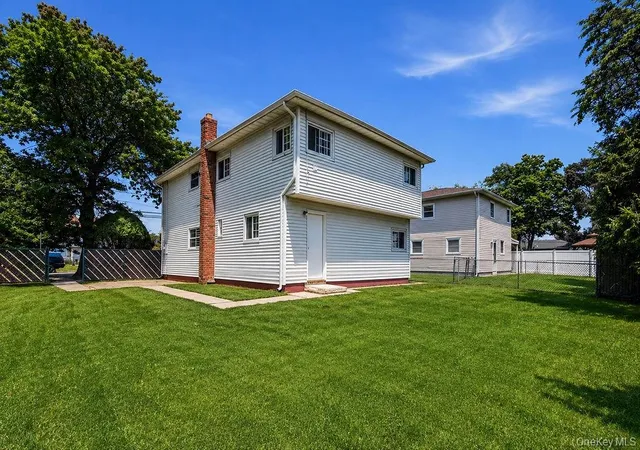 2nd image of 218 Montana Ave, Bay Shore, NY 11706 | MLS# 1023167