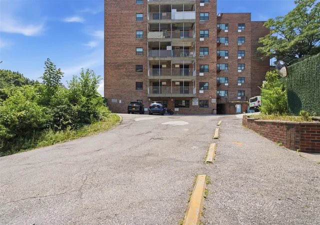 Homes for sale in Yonkers, NY | 671 Bronx River Rd #2N, Yonkers, NY 10704 | MLS# 1023196
