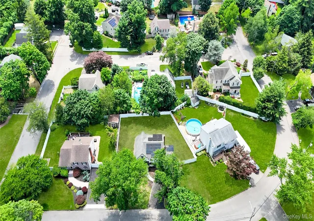 Photo 2 of Sale Pending at 4 Ruby Ln, Huntington, NY 11746 | MLS# 1023237 | Listing updated on 2026-07-30