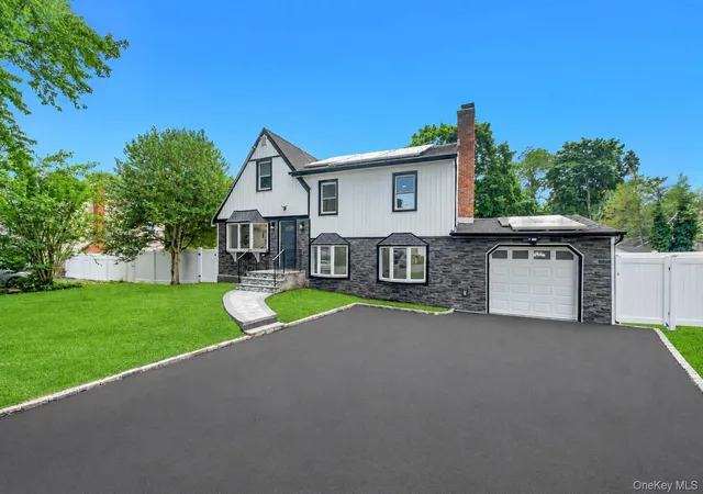 Photo 3 of Sale Pending at 4 Ruby Ln, Huntington, NY 11746 | MLS# 1023237 | Listing updated on 2026-07-30