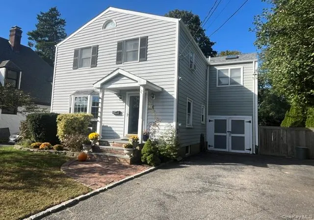 Photo 2 of Single family home for sale at 27 Rose St, Islip, NY 11751 | MLS# 1023313 | Listing updated on 2026-10-10