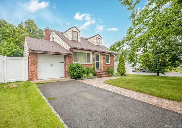 Homes for sale in Oyster Bay, NY | 192 Sycamore Ave, Oyster Bay, NY 11714 | MLS# 1023346
