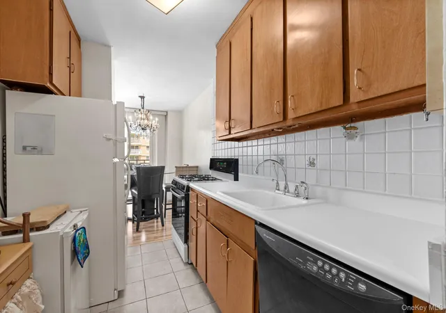 Photo 3 of Sale Pending at 2940 W 5th Street #7C, New York, NY 11224 | MLS# 1023368 | Listing updated on 2026-09-19