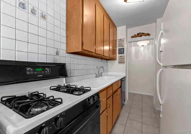 Photo 4 of Sale Pending at 2940 W 5th Street #7C, New York, NY 11224 | MLS# 1023368 | Listing updated on 2026-09-19