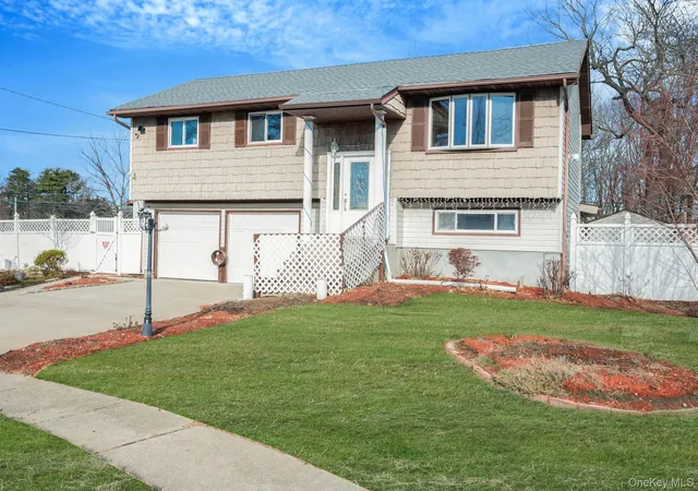 4th image of 105 Ames St, Islip, NY 11717 | MLS# 1023382