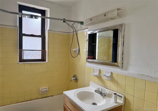 Homes for sale in New York, NY | 141 05 Northern Blvd #7A, New York, NY 11361 | MLS# 1023424