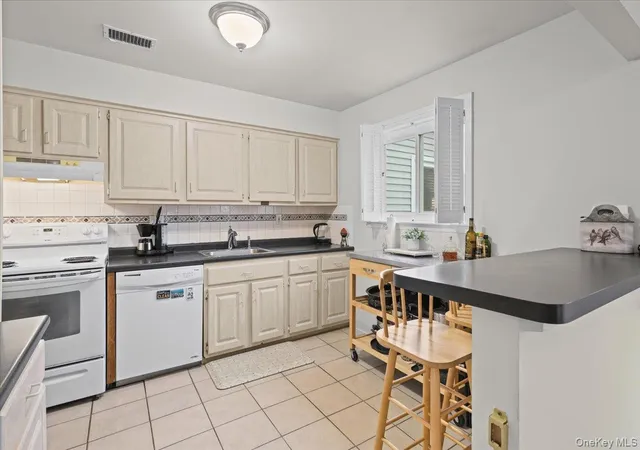 Photo 4 of Sale Pending at 208 Harris Rd #GB3, Bedford Hills, NY 10507 | MLS# 1023493 | Listing updated on 2026-08-12