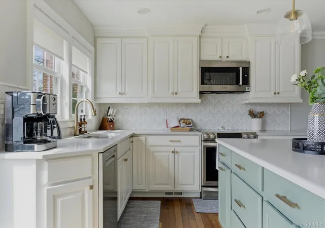 Photo 3 of Sale Pending at 192 N Chestnut St, Oyster Bay, NY 11758 | MLS# 1023505 | Listing updated on 2026-08-03