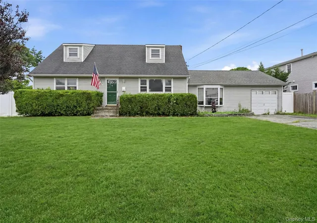 Homes for sale in Babylon, NY | 110 Oak St, Babylon, NY 11729 | MLS# 1023538