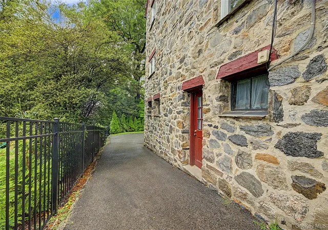 3rd image of 37 Lansdowne Dr, Mamaroneck, NY 10538 | MLS# 1023567