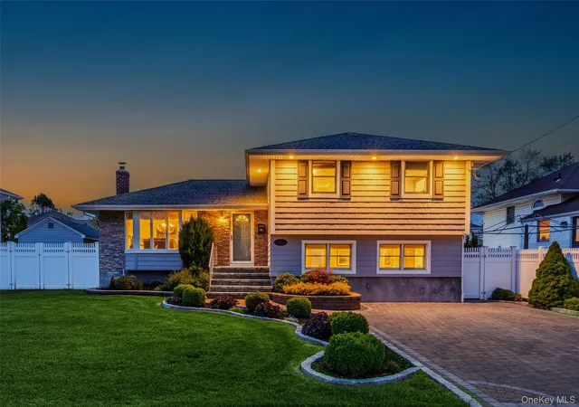 2nd image of 27 Nottinghill Dr, Massapequa, NY 11758 | MLS# 1023578