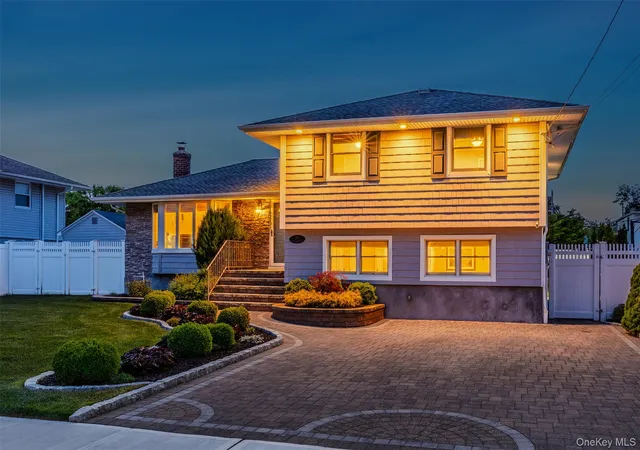 Photo 3 of Sale Pending at 27 Nottinghill Dr, Massapequa, NY 11758 | MLS# 1023578 | Listing updated on 2026-07-25
