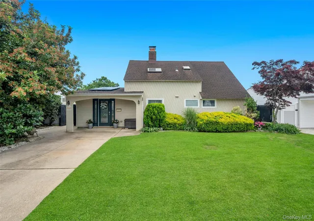 3rd image of 266 Duckpond Dr S, Hempstead, NY 11793 | MLS# 1023584