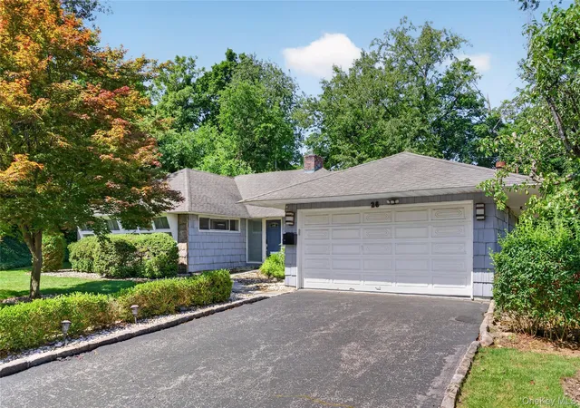 Photo 3 of Sale Pending at 26 Oaks Hunt Rd, North Hempstead, NY 11020 | MLS# 1023591 | Listing updated on 2026-08-25