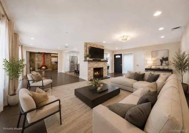 Photo 3 of Sale Pending at 26 Oaks Hunt Rd, North Hempstead, NY 11020 | MLS# 1023591 | Listing updated on 2026-08-25