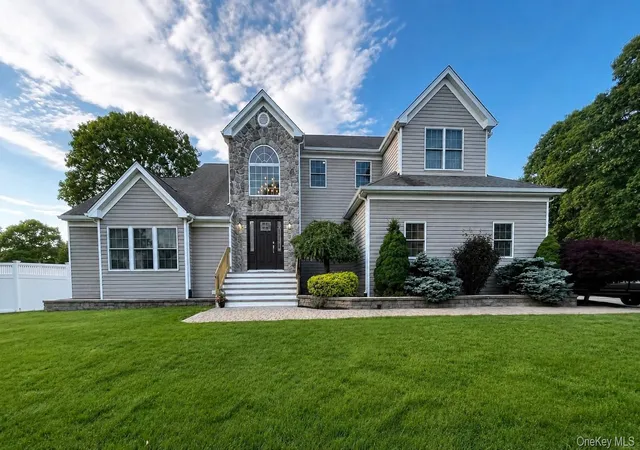 Photo 3 of Sale Pending at 3 Dixon St, Brookhaven, NY 11980 | MLS# 1023632 | Listing updated on 2026-08-05