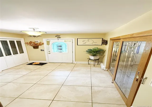 Photo 3 of Sale Pending at 4 John Vincent Ct, Brookhaven, NY 11720 | MLS# 1023663 | Listing updated on 2026-09-18