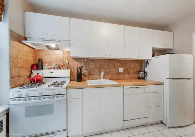 3rd image of 39-50 52Nd St, New York, NY 11377