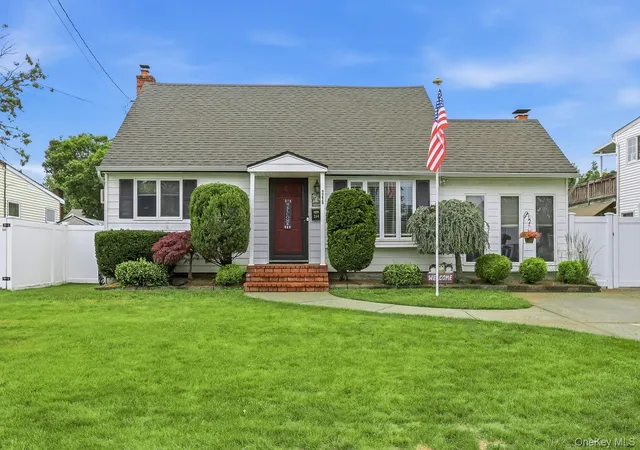 Homes for sale in Babylon, NY | 246 29th St, Babylon, NY 11757 | MLS# 1023703