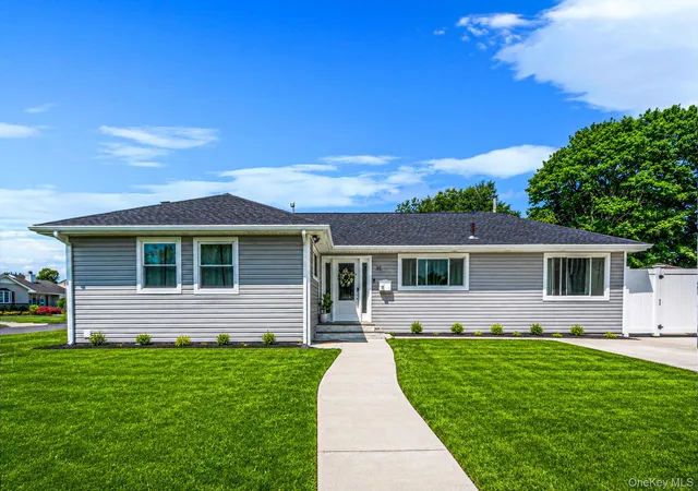 Photo 1 of Single family home for sale at 28 High St, Oyster Bay, NY 11735 | MLS# 1023778 | Listing updated on 2026-09-13