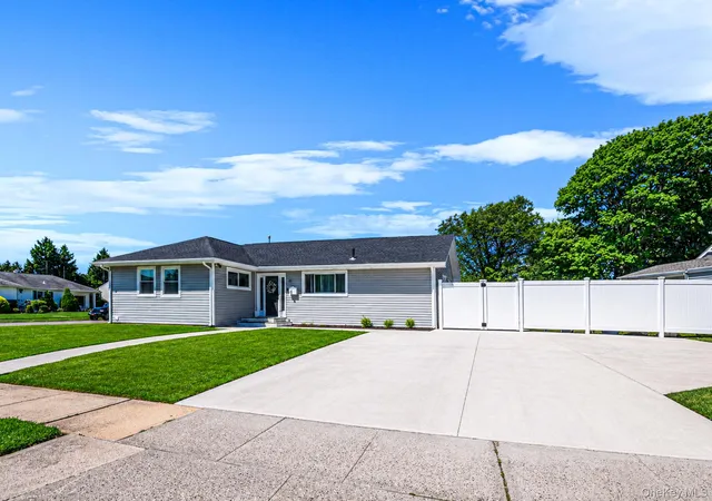 Photo 2 of Single family home for sale at 28 High St, Oyster Bay, NY 11735 | MLS# 1023778 | Listing updated on 2026-09-13
