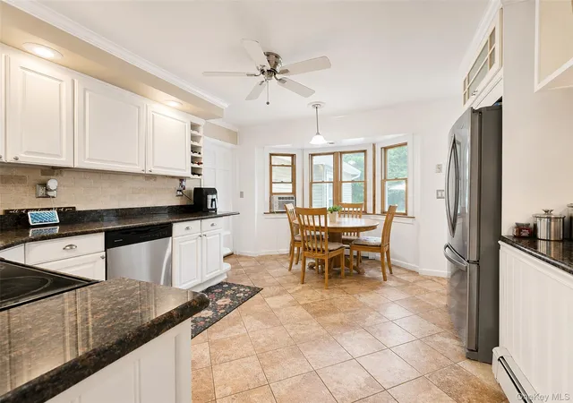 5th image of 19 Evy Ct, Islip, NY 11782 | MLS# 1023822