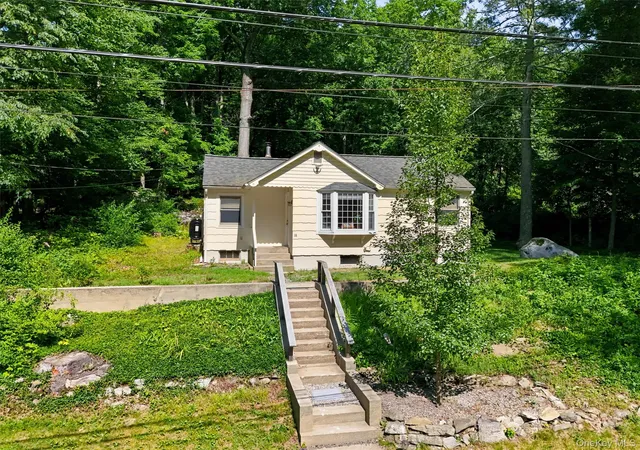 Homes for sale in Putnam Valley, NY | 18 Winnebago Rd, Putnam Valley, NY 10579 | MLS# 1023971