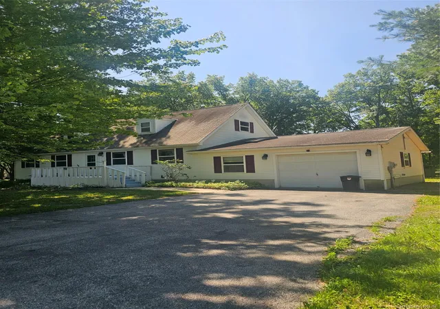 Homes for sale in Red Hook, NY | 16 Elizabeth Dr, Red Hook, NY 12583 | MLS# 1024067