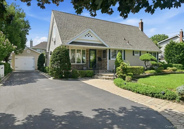 2nd image of 672 Westbury Ave, North Hempstead, NY 11590 | MLS# 1024082
