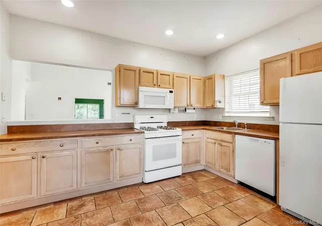 Photo 3 of Sale Pending at 42 Oyster Cvs Ln, Brookhaven, NY 11715 | MLS# 1024152 | Listing updated on 2026-08-21