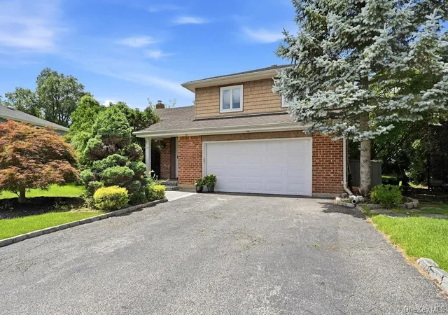 2nd image of 30 Harriet Dr, Oyster Bay, NY 11791 | MLS# 1024168