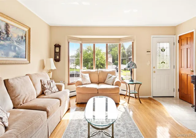 3rd image of 25 Whitebirch Ln, Smithtown, NY 11725 | MLS# 1024175