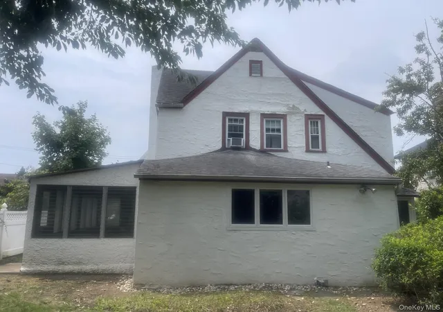 Photo 3 of Sale Pending at 334 Westwood Rd, Hempstead, NY 11598 | MLS# 1024208 | Listing updated on 2026-08-27