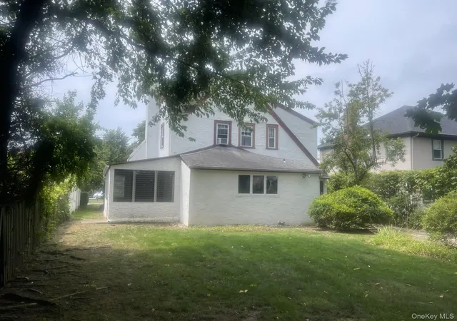 Photo 4 of Sale Pending at 334 Westwood Rd, Hempstead, NY 11598 | MLS# 1024208 | Listing updated on 2026-08-27