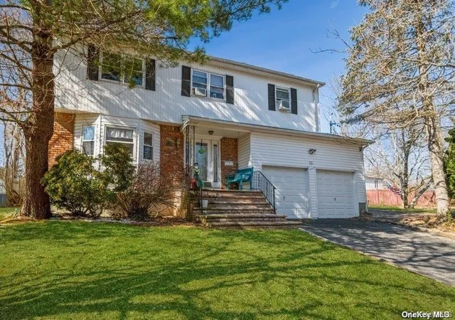 Photo 1 of Single family home for sale at 93 Beacon Hl Rd, North Hempstead, NY 11050 | MLS# 1024223 | Listing updated on 2026-09-13