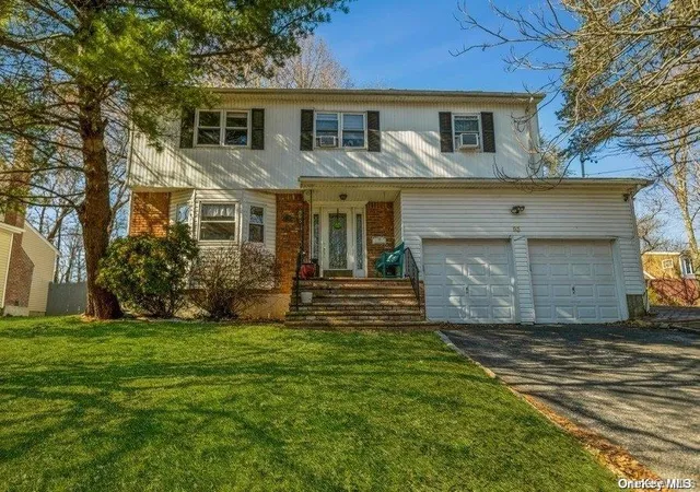 Photo 3 of Single family home for sale at 93 Beacon Hl Rd, North Hempstead, NY 11050 | MLS# 1024223 | Listing updated on 2026-09-13