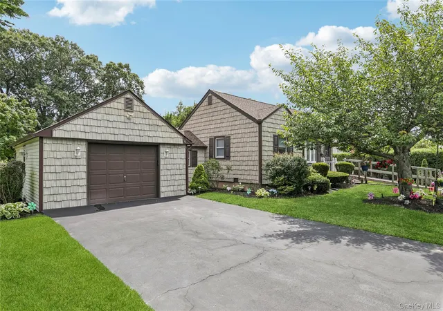 Photo 1 of Single family home for sale at 62 Sharp St, Brookhaven, NY 11772 | MLS# 1024267 | Listing updated on 2026-09-13