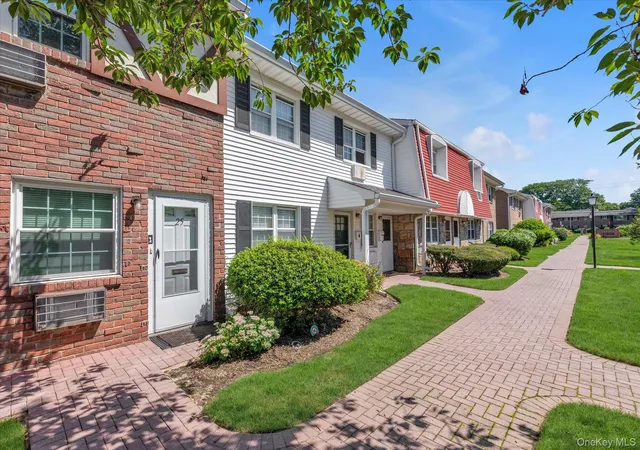 1st image of 25 Springwood Dr, Babylon, NY 11703 | MLS# 1024276