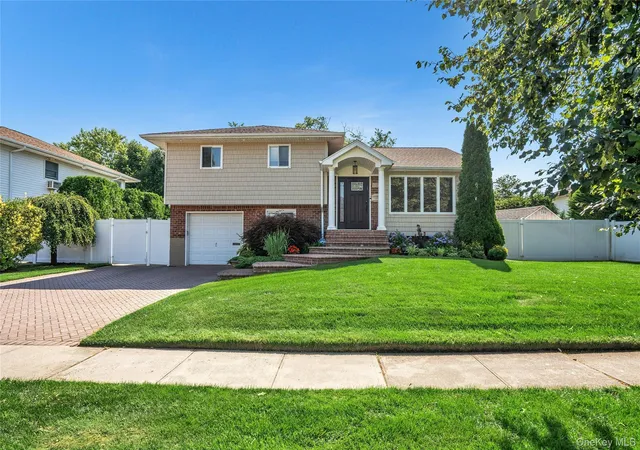 1st image of 109 Plymouth Rd, Oyster Bay, NY 11803 | MLS# 1024342