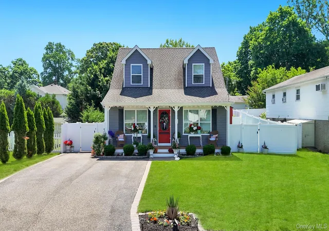 2nd image of 17 Walnut Rd, Smithtown, NY 11754 | MLS# 1024354